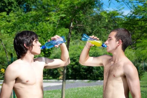 Rapazes a beber água — Fotografia de Stock