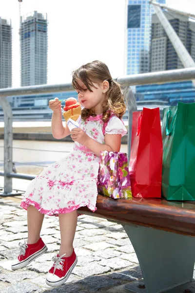 Klein meisje dat ijs eet — Stockfoto