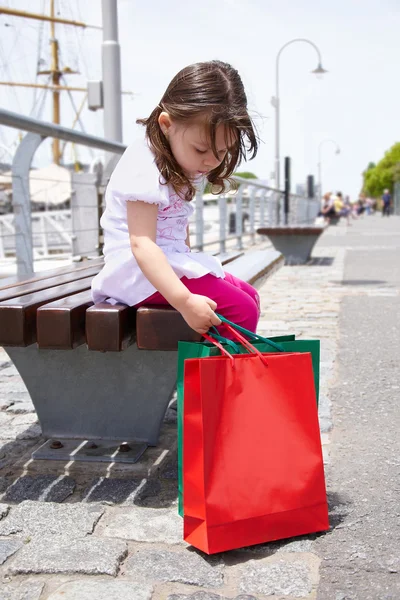 Küçük kız alışveriş torbaları — Stok fotoğraf
