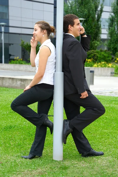 Chico y chica hablando en un teléfono móvil —  Fotos de Stock