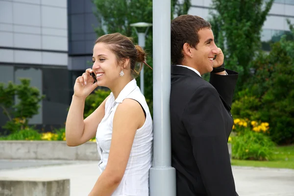 Mann und Mädchen sprechen auf einem Mobiltelefon — Stockfoto
