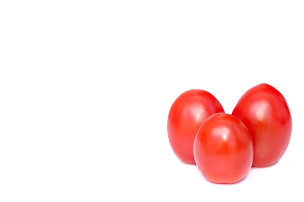 Deliciosos tomates cherry sobre un fondo blanco — Foto de Stock