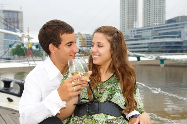 Cuplu pe barca cu pânze — Fotografie, imagine de stoc