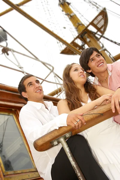 Drei Freunde haben Spaß auf dem Segelboot — Stockfoto