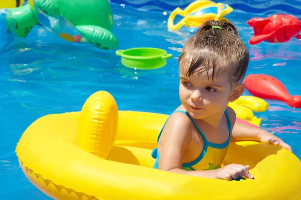 Kind im Pool — Stockfoto