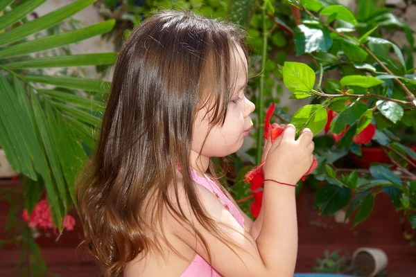 Klein meisje in een tuin — Stockfoto