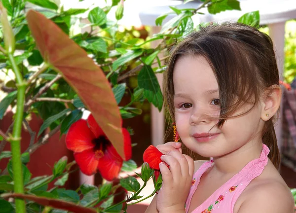 Dívka v zahradě s květinami — Stock fotografie