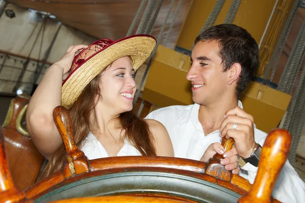 Mann und Frau am Steuer eines Segelbootes — Stockfoto