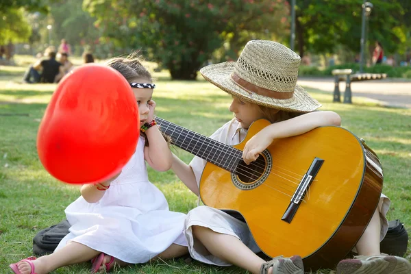Νεαρό ζευγάρι με κιθάρα — Φωτογραφία Αρχείου