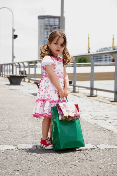 쇼핑 가방 소녀 — 스톡 사진
