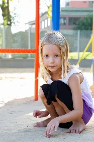 Mädchen spielt auf dem Spielplatz mit Senden — Stockfoto