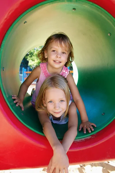 Δύο μικρά κορίτσια στην παιδική χαρά — Φωτογραφία Αρχείου