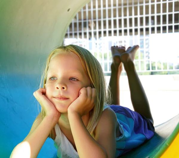 Gelukkig lachend mooi meisje portret — Stockfoto