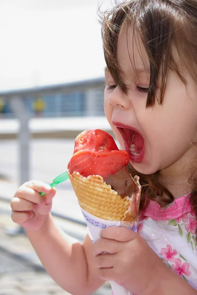 아이스크림을 먹는 어린 소녀 로열티 프리 스톡 사진