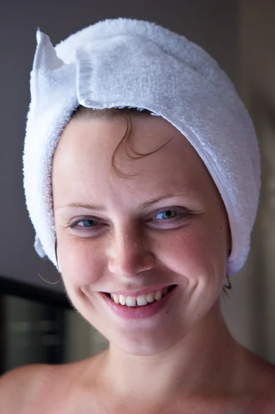 Duş sonra bir havlu kız