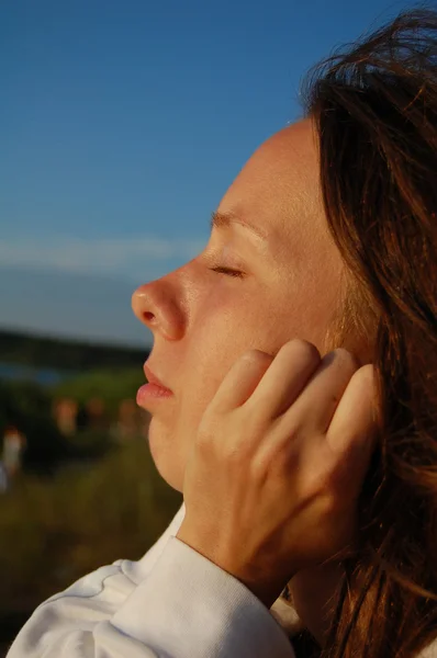 Kobieta, pół twarzy z zamkniętymi oczami — Zdjęcie stockowe