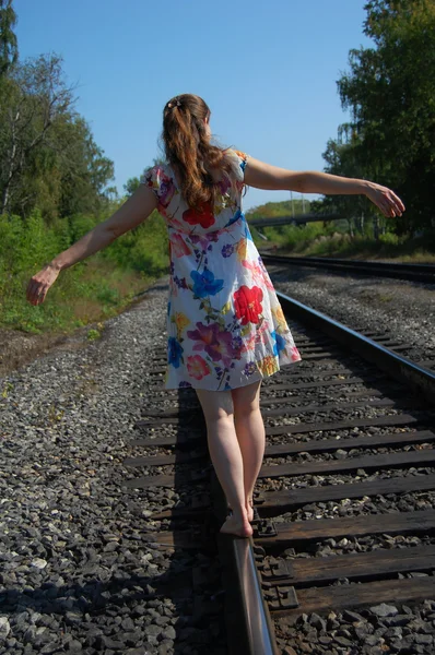 Frauenvorstoß auf der Eisenbahn — Stockfoto