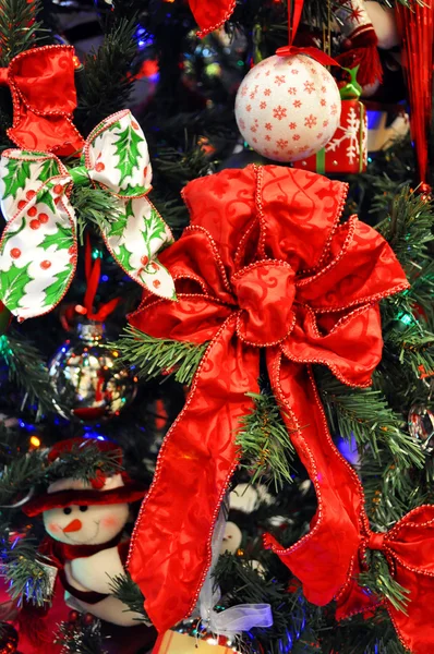 Piros karácsonyfa dekoráció — Stock Fotó
