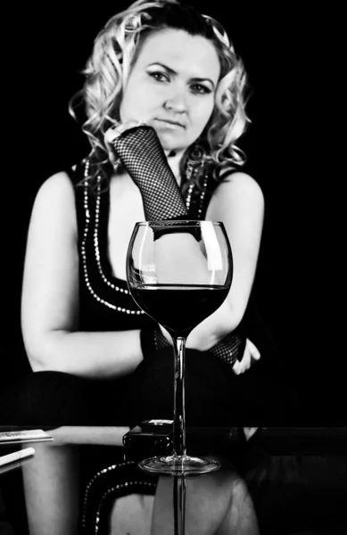セクシーな女性 wuth グラスワイン — ストック写真