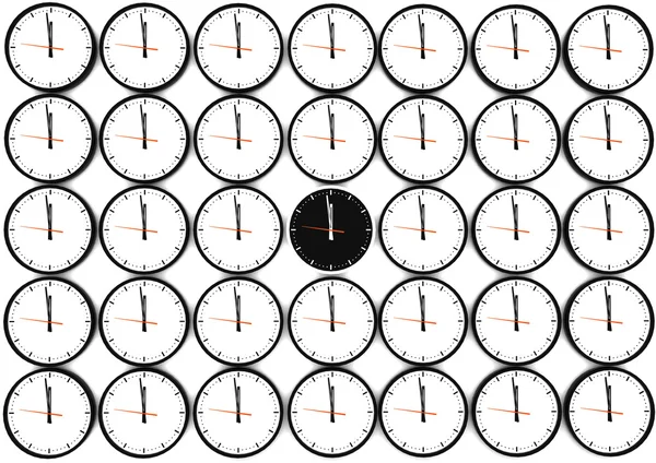Muitos relógios na parede branca — Fotografia de Stock