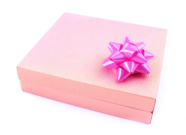 Gift i rosa förpackning — Stockfoto