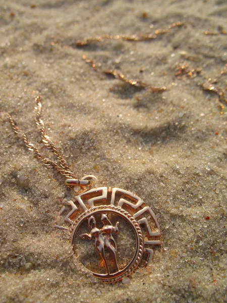 Медальон на песке . — стоковое фото