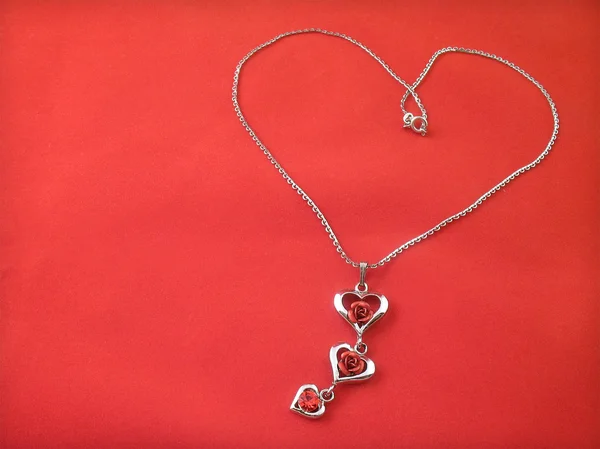 Srebrny łańcuch leżący w formie serca — Zdjęcie stockowe