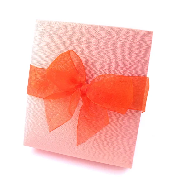 Presente na embalagem rosa com arco vermelho — Fotografia de Stock