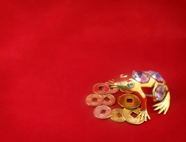 Фон с золотой лягушкой и монетами — стоковое фото