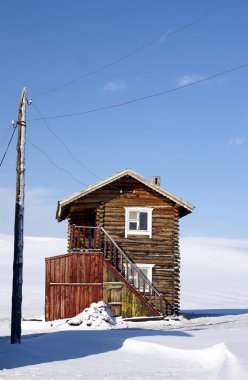 bir snowlandscape içinde ahşap ev