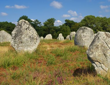 carnac adlı taş anıt