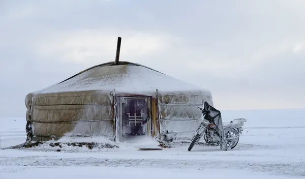 Юрта в Монголии с мотоциклом — стоковое фото