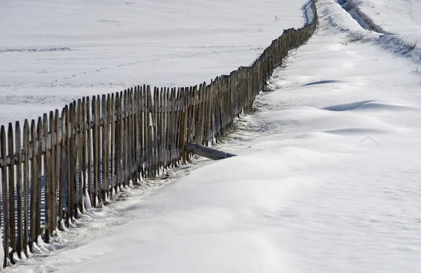 Schneelandschaft mit Zaun — Stockfoto
