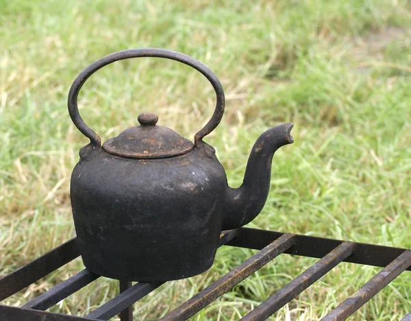 Чёрный чайник — стоковое фото
