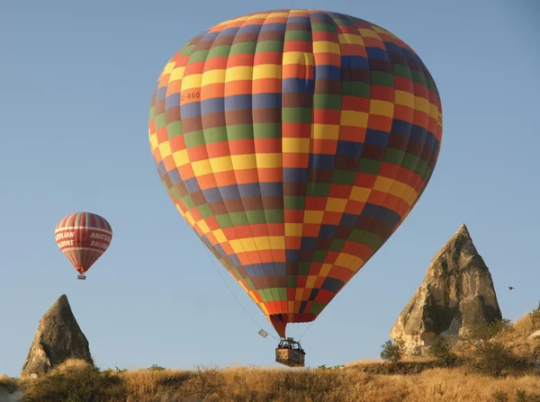 Hete lucht ballonnen boven een prachtige landerijen — Stockfoto