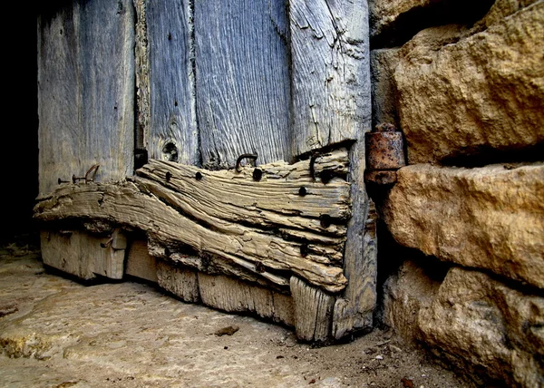 Oude geschilderde houten deur — Stockfoto