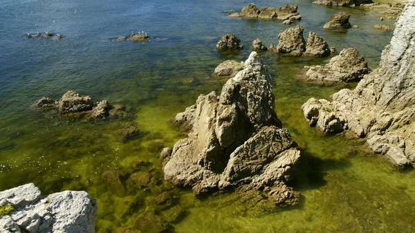 Камни в океане — стоковое фото