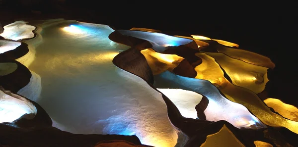 Bir mağara, renkli waterbassins — Stok fotoğraf
