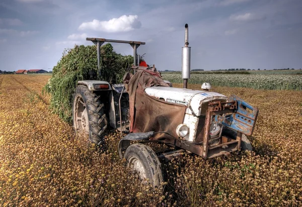 Hdr image of a tractor on farmland — Stock Photo, Image
