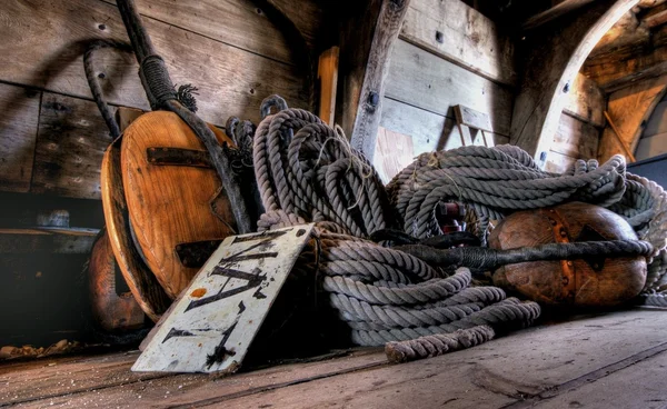 Antique nautical equipment on a ship — Stock Photo, Image