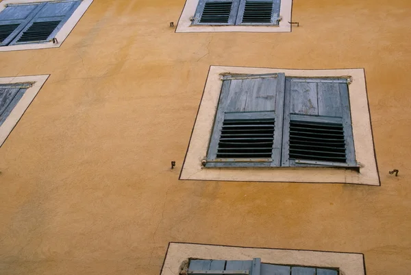 Стена с несколькими окнами — стоковое фото