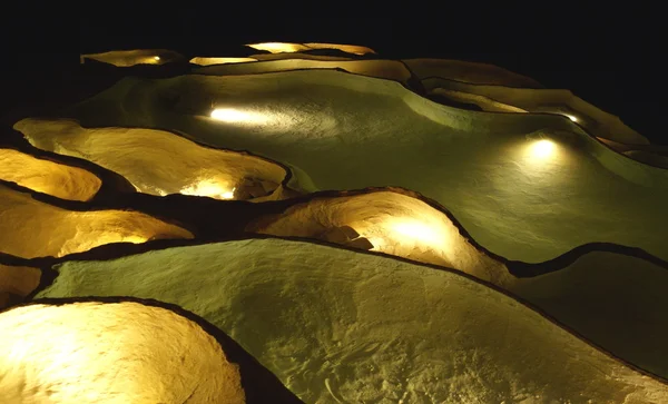 Färgglada waterbassins på en grotta — Stockfoto