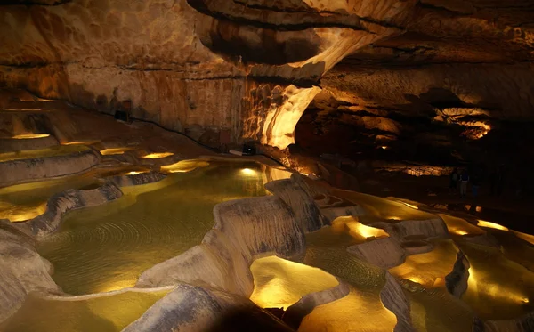 Waterbassins σε μια σπηλιά — Φωτογραφία Αρχείου