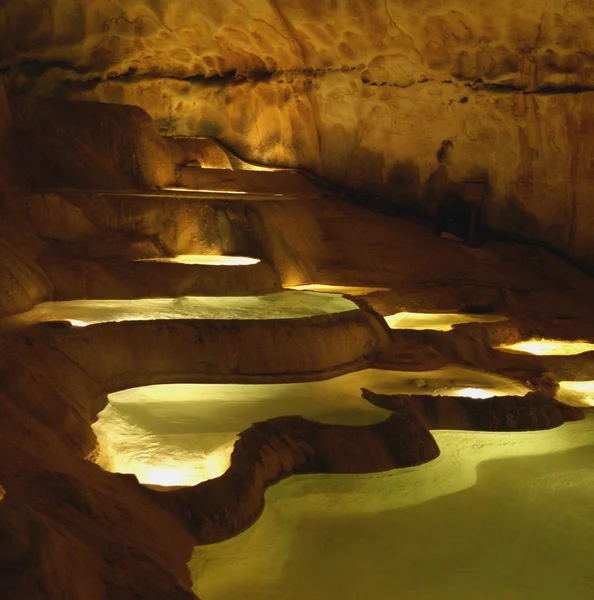 Waterbassin en una cueva —  Fotos de Stock