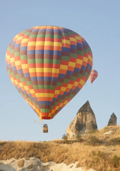 Αερόστατο ζεστού αέρα πάνω από ένα τοπίο — Φωτογραφία Αρχείου