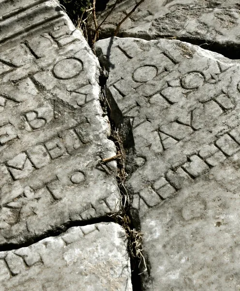 Ancienne pierre avec inscription latine — Photo