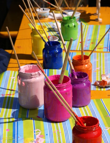 Diversi tipi di vernice per un bambino — Foto Stock