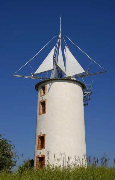 Torre branca com velas de vento — Fotografia de Stock