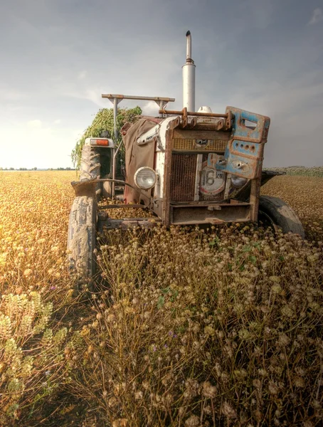 HDR-afbeelding van een trekker op landbouwgrond — Stockfoto