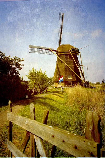 Grunge beeld van een molen op kinderdijk — Stockfoto